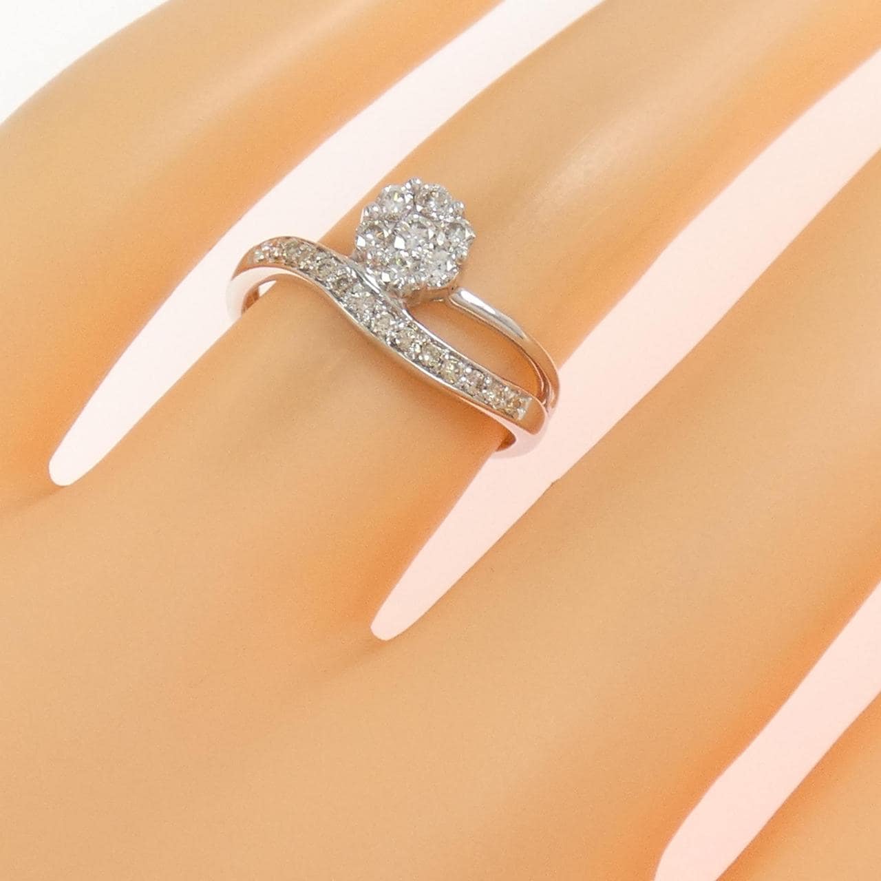 K18WG フラワー ダイヤモンド リング 0.30CT