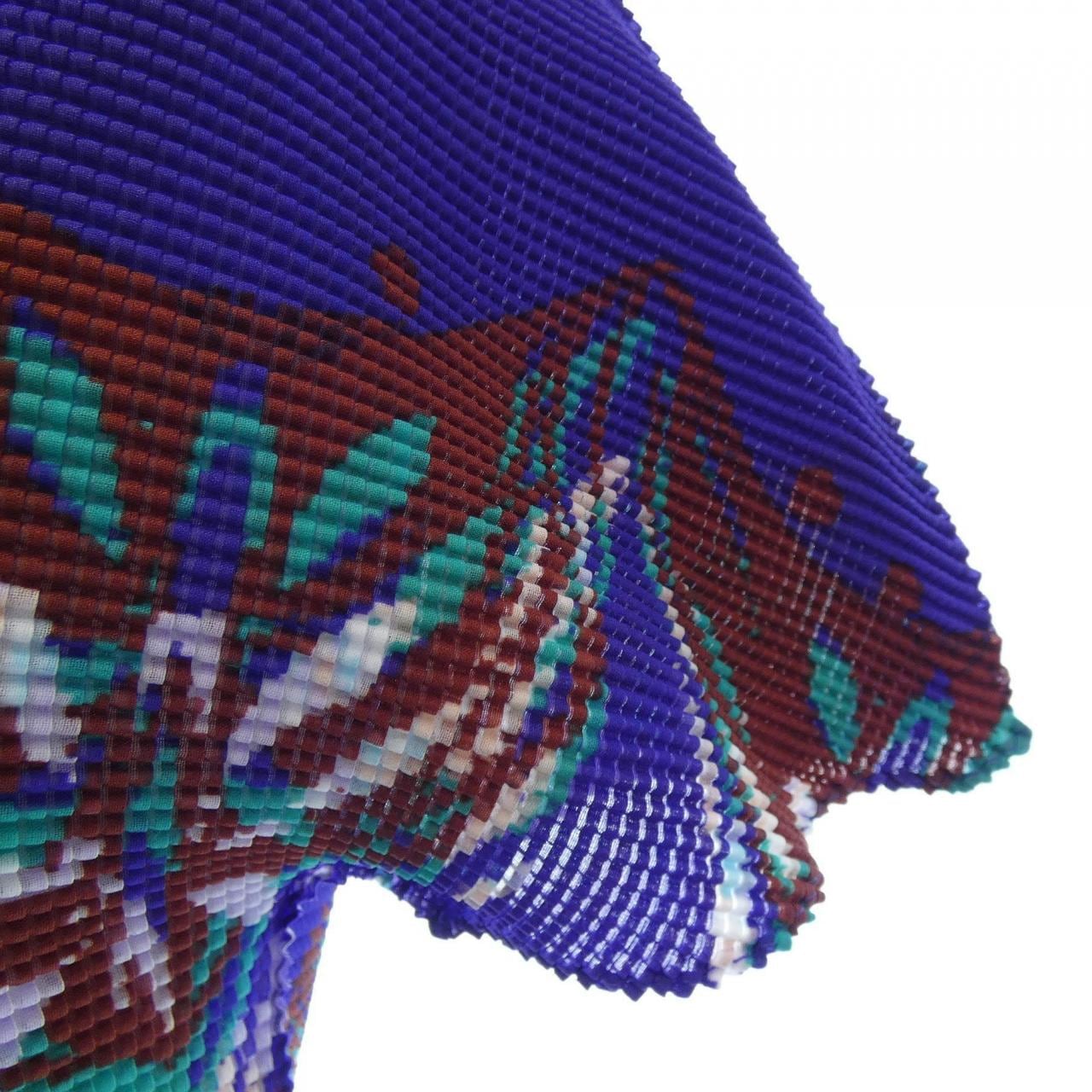 ミーイッセイミヤケ me ISSEY MIYAKE トップス