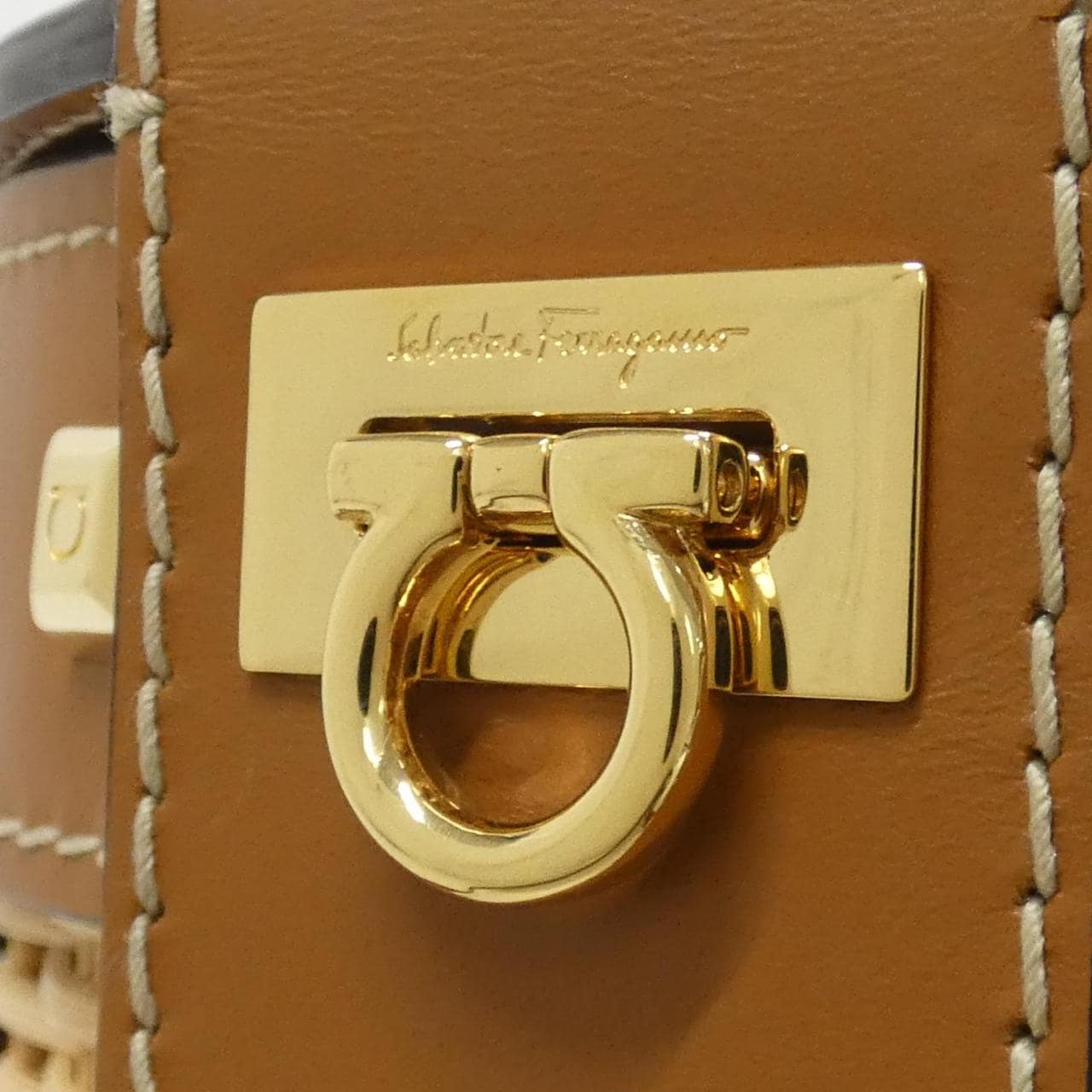 サルヴァトーレフェラガモ 21 H687 ショルダーバッグ