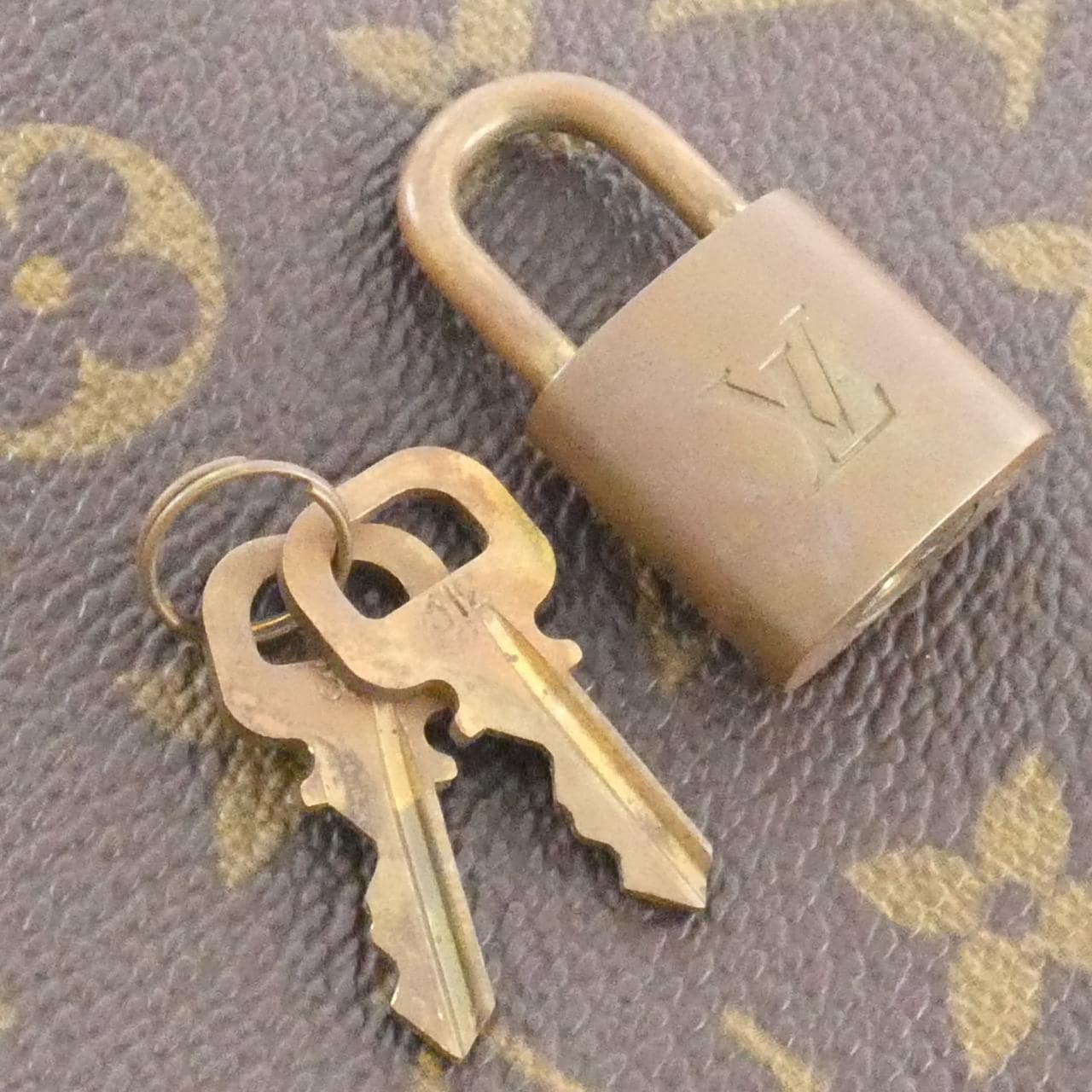 ルイヴィトン モノグラム トゥルーヴィル M42228 バッグ