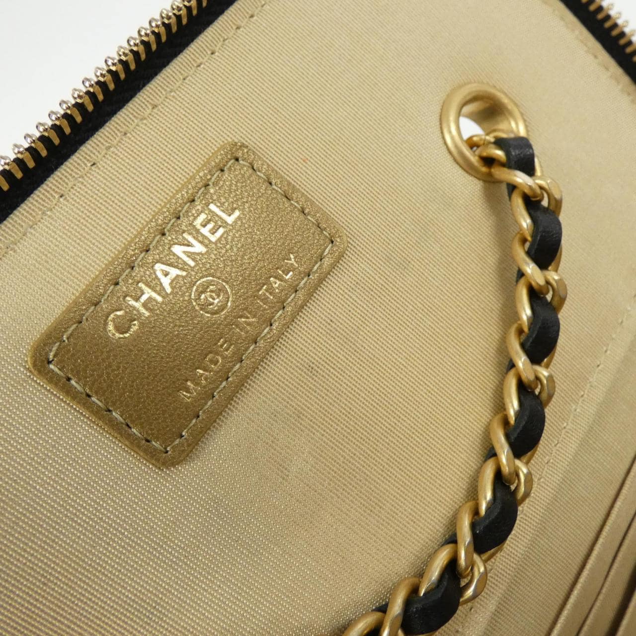 CHANEL AP2303 shoulder bag