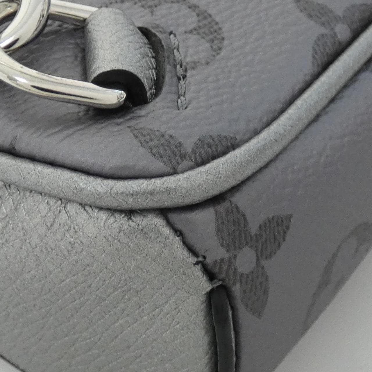 LOUIS VUITTON Taiga Rama 户外单肩包 M30833 单肩包