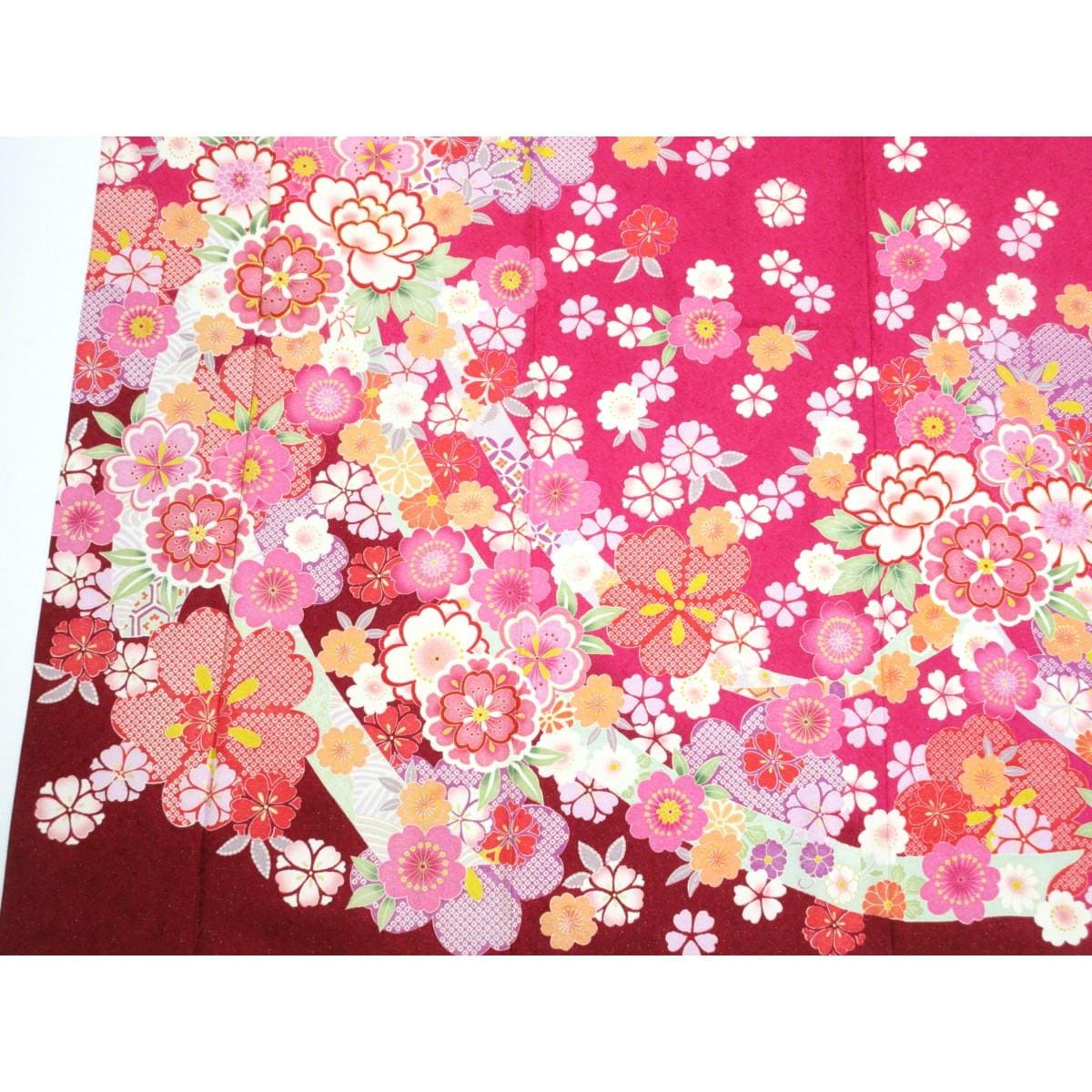 振袖　銀通し刺繍入り　友禅金彩加工