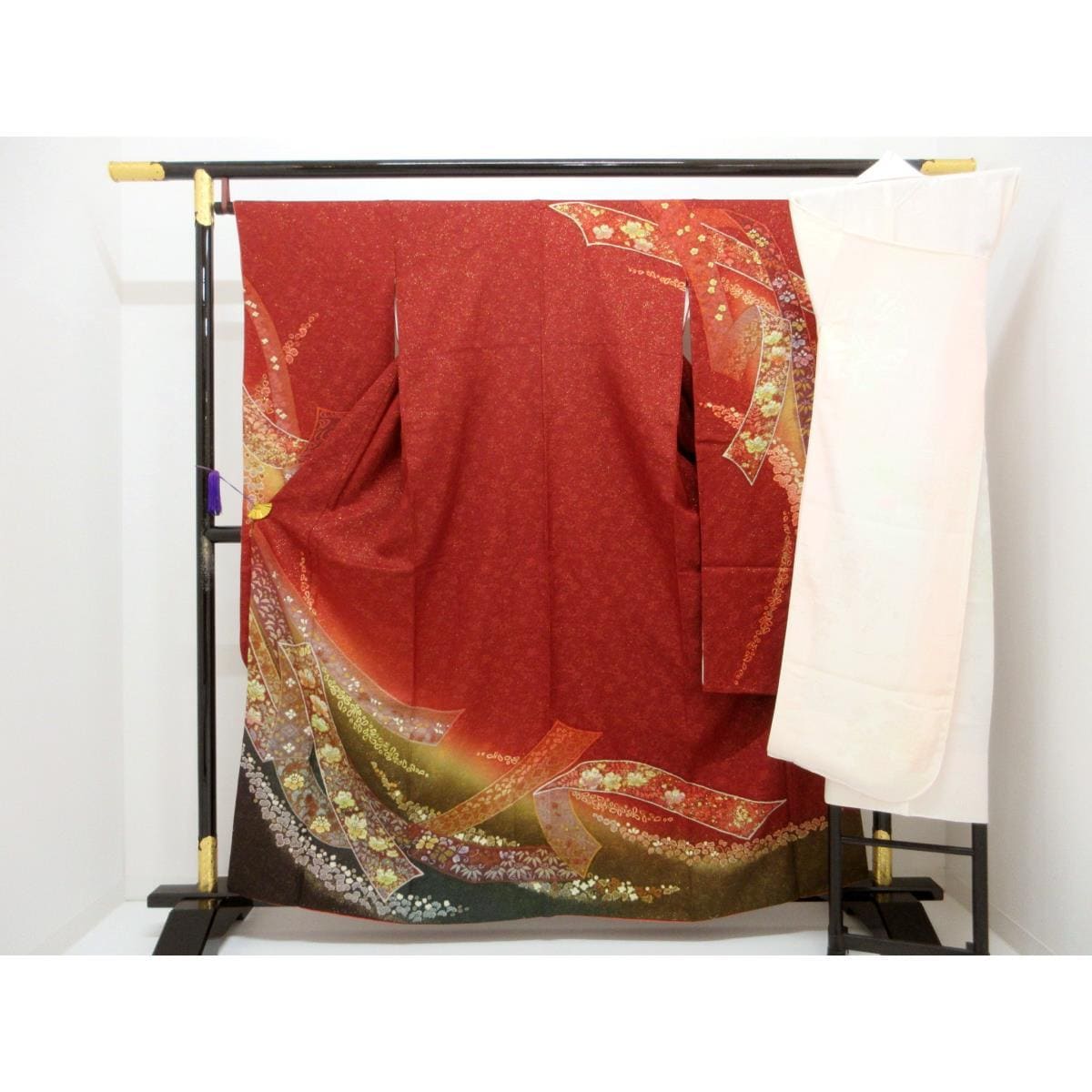 Kimono and nagajuban set, gold-threaded tie-dye kimono with gold-leaf yuzen finish.