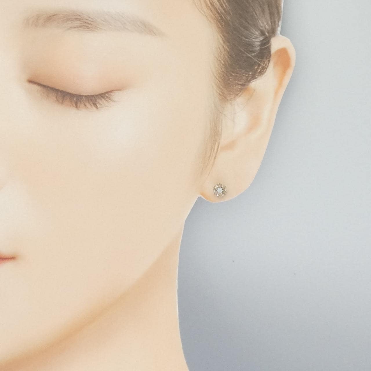 K18WG フラワー ダイヤモンド ピアス 0.13CT  片耳