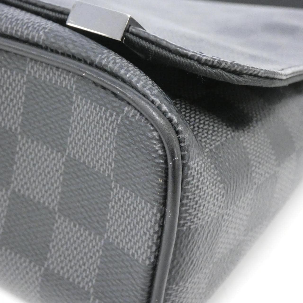 LOUIS VUITTON Damier Graphite District PM N41028 單肩包