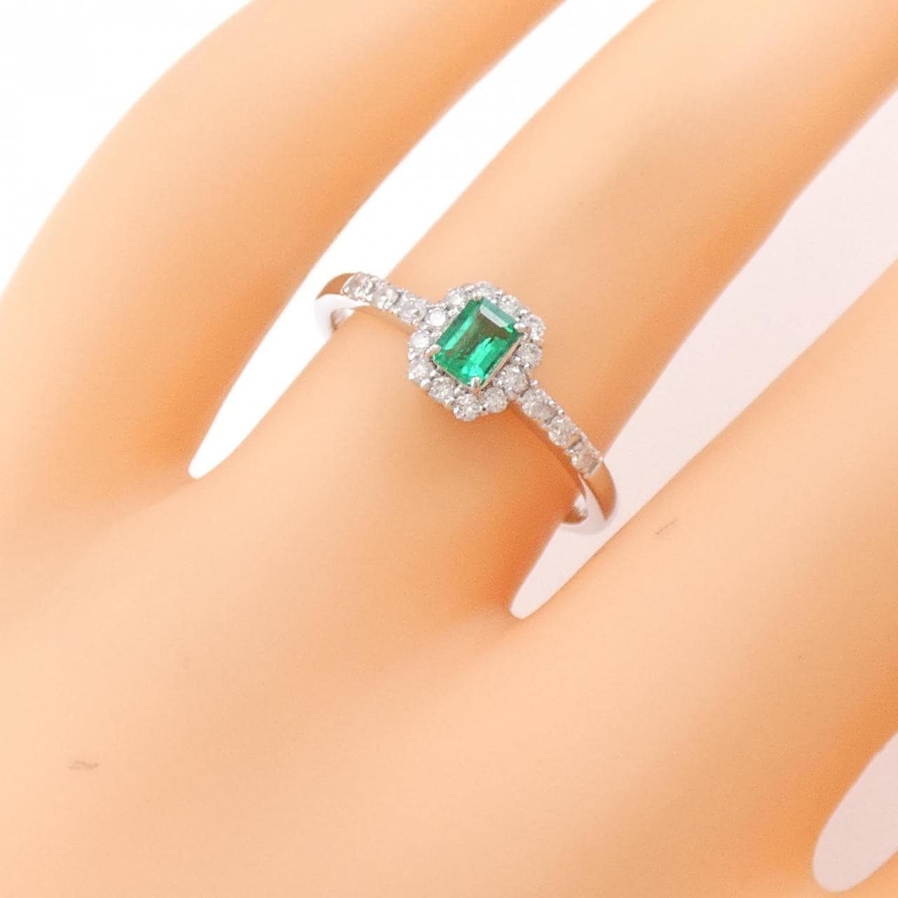 【新品】PT エメラルド リング 0.18CT