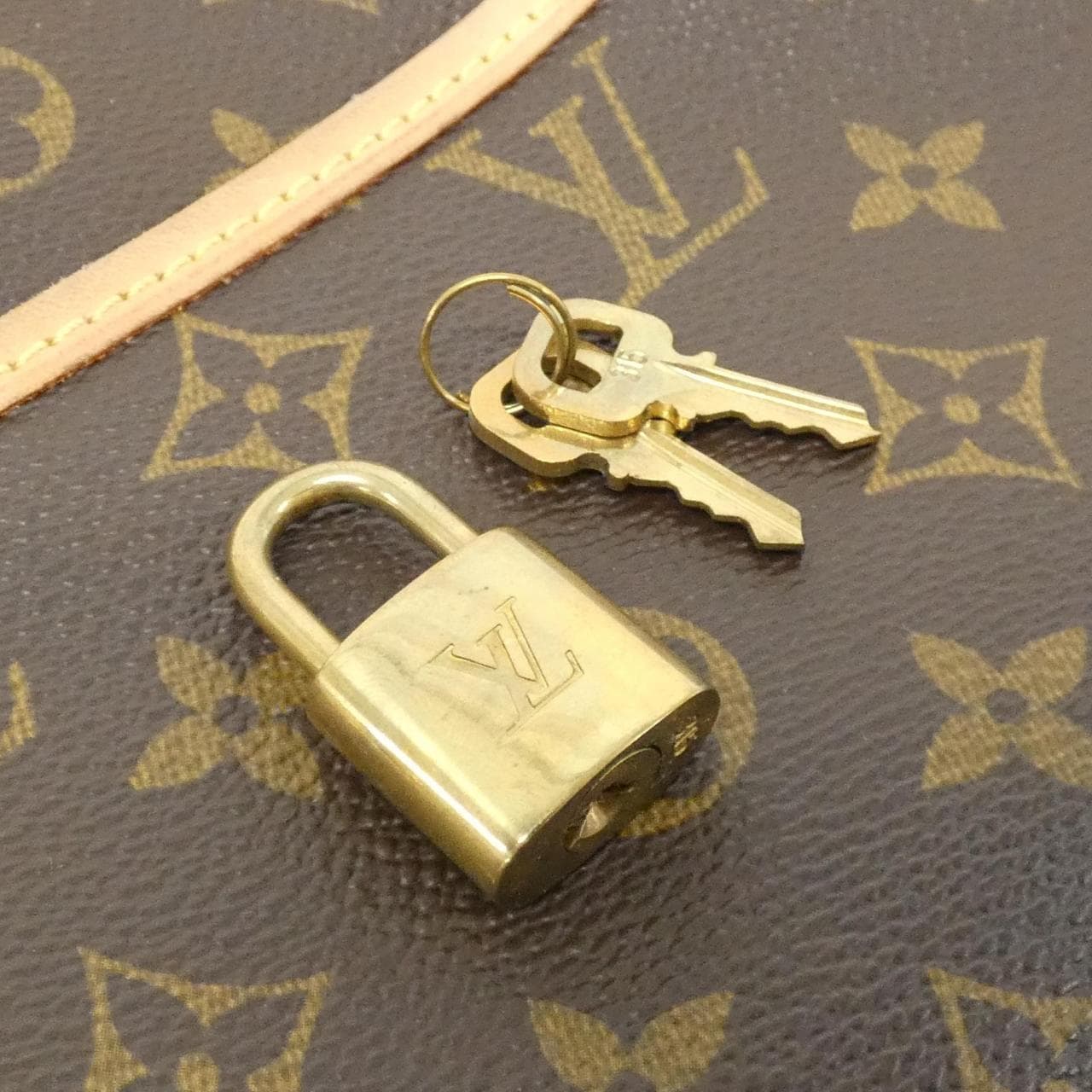 ルイヴィトン モノグラム トゥルーヴィル M42228 バッグ