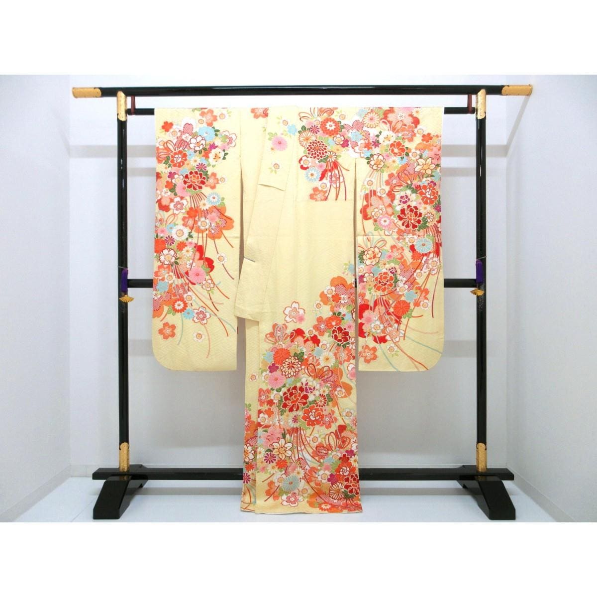 振袖　友禅金彩加工　刺繍入り