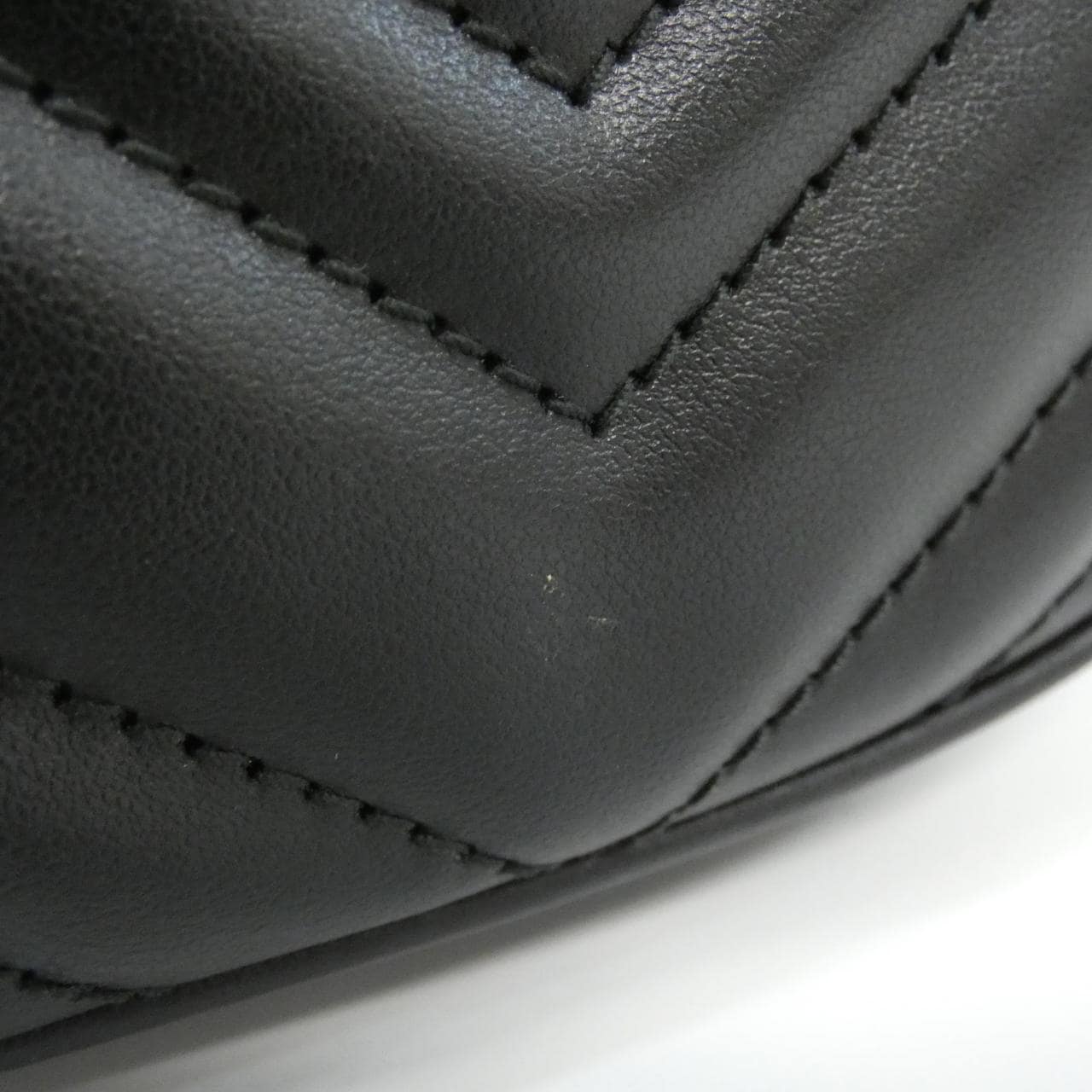 グッチ GG マーモント 447632 DTD1T ショルダーバッグ