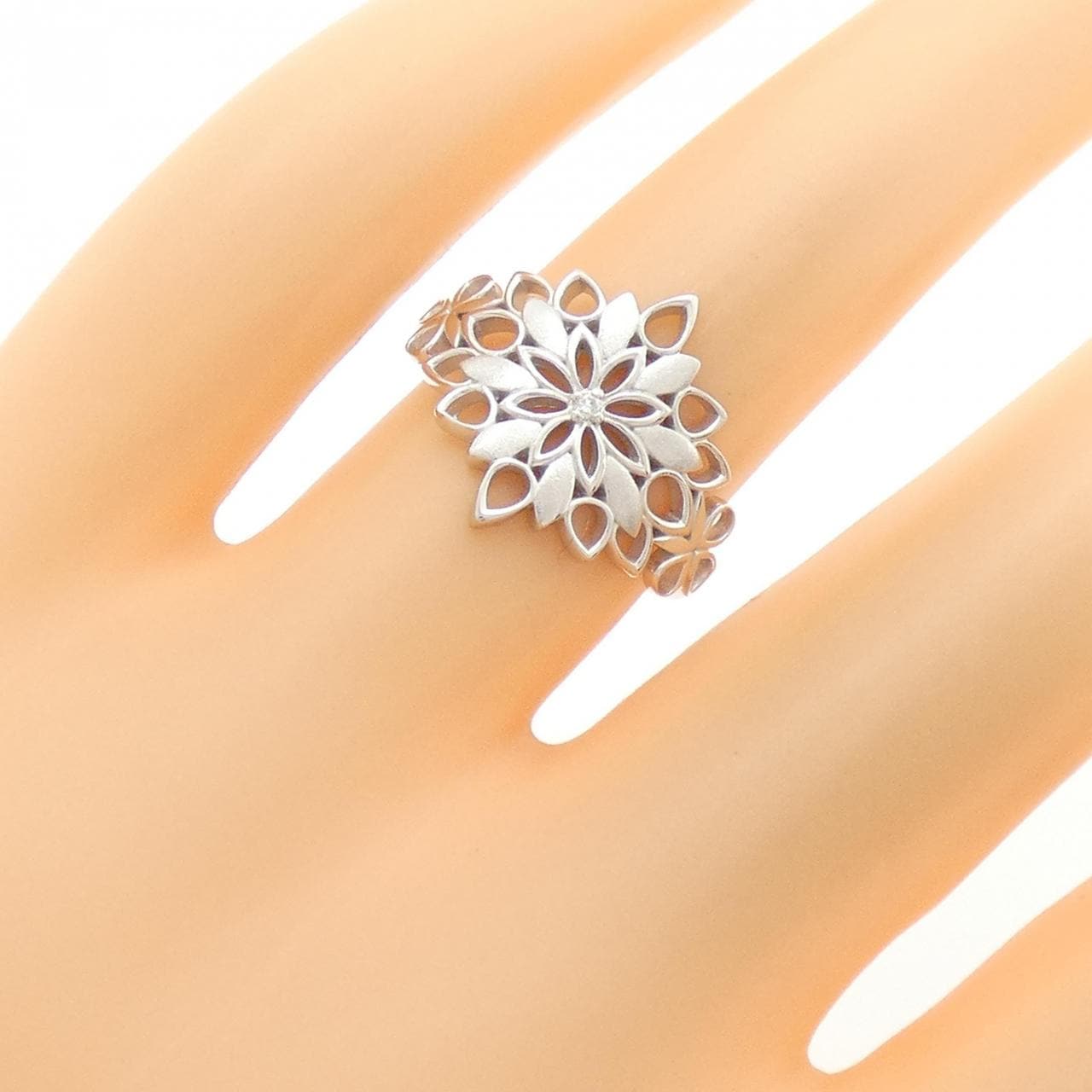 K18WG フラワー ダイヤモンド リング 0.01CT