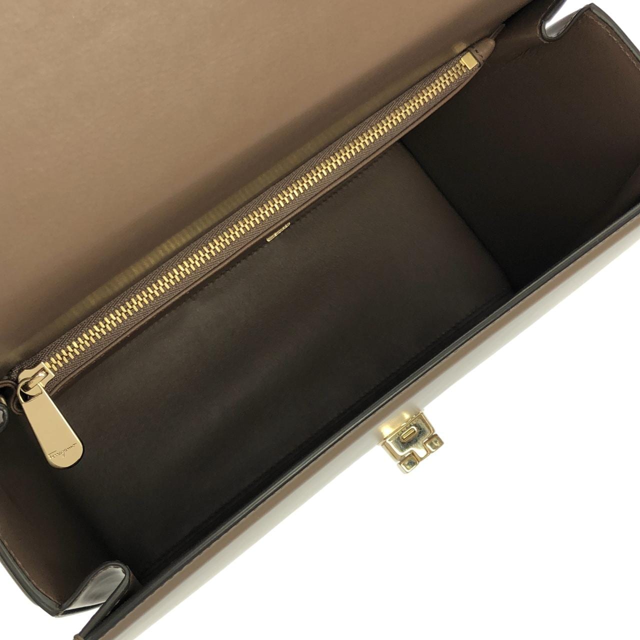 サルヴァトーレフェラガモ 21 H758 バッグ