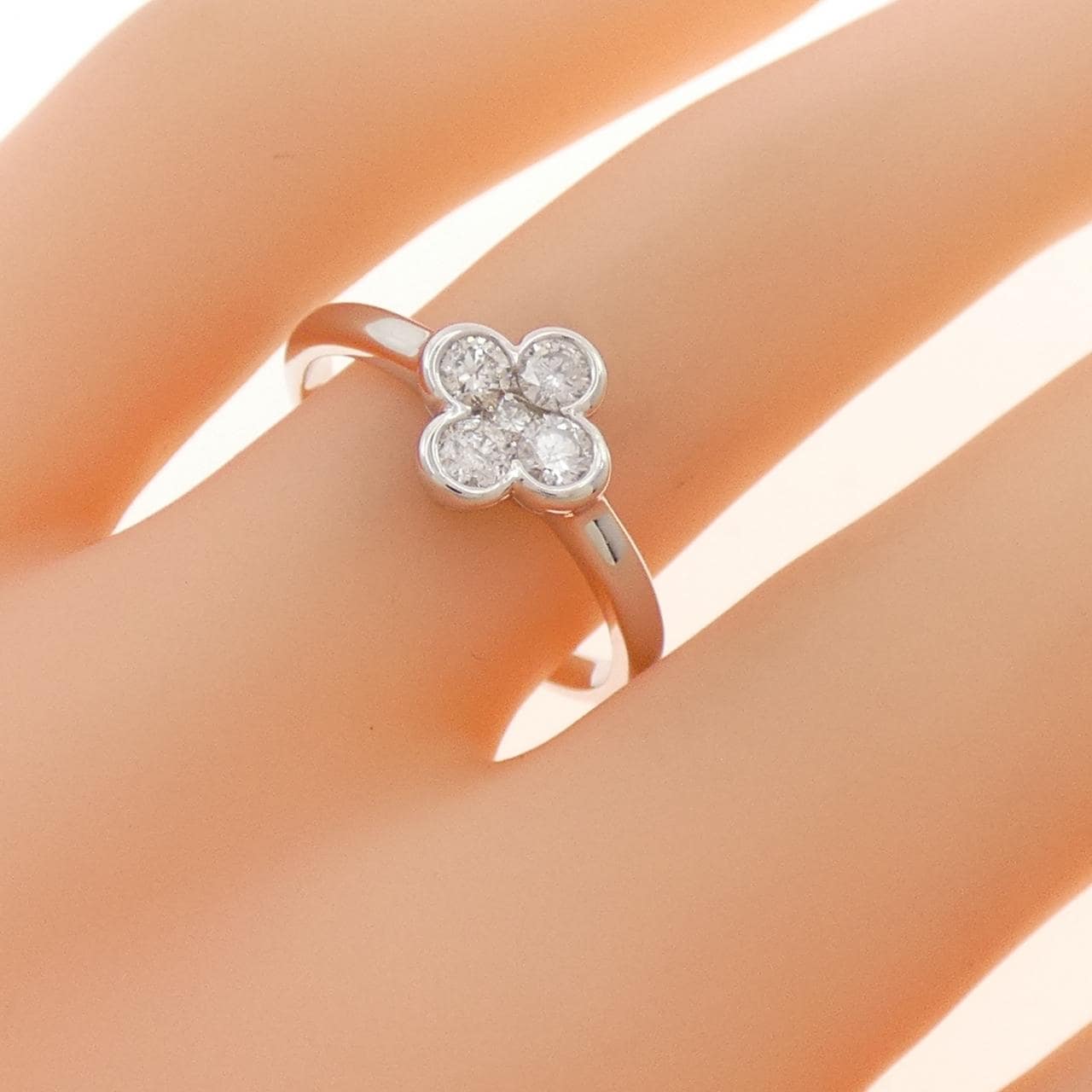 K18WG フラワー ダイヤモンド リング 0.33CT