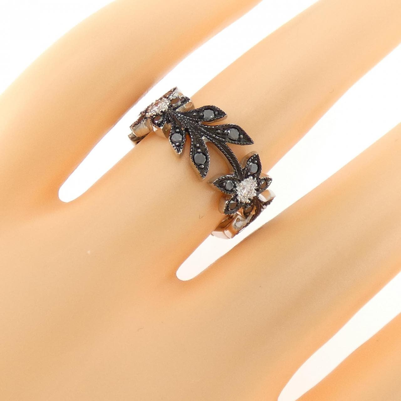 K18WG/K18BG フラワー ダイヤモンド リング 0.18CT