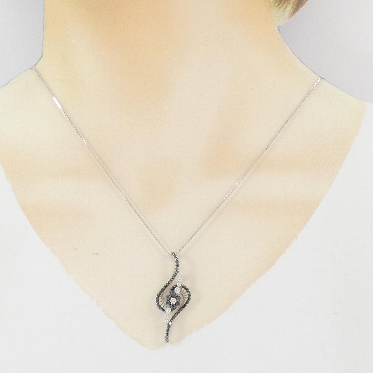 K18WG/K18BG フラワー ダイヤモンド ネックレス 1.10CT