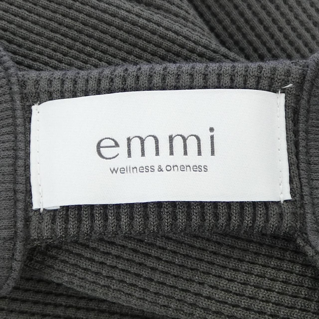 エミ emmi トップス