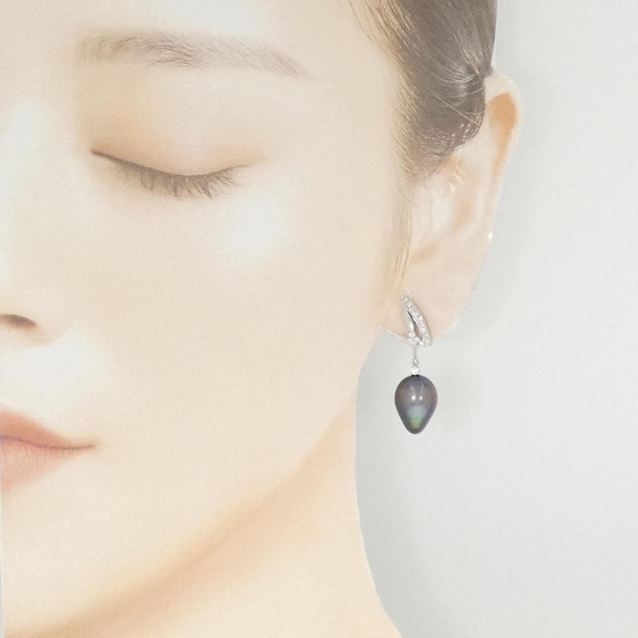 K18WG Black Pearl Earrings