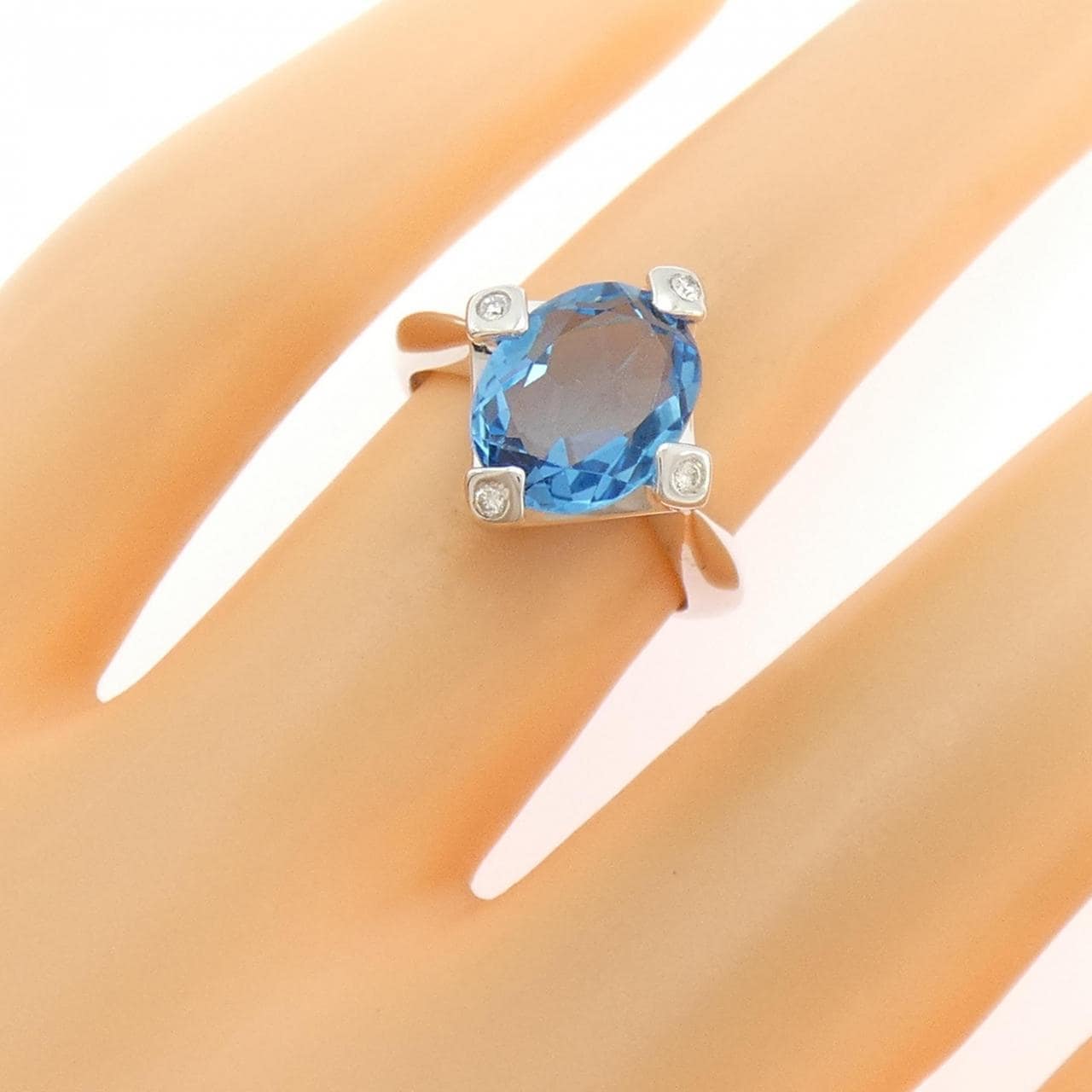 K18WG blue Topaz ring