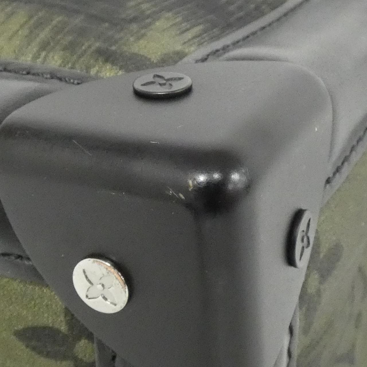 ルイヴィトン モノグラム カモフラージュ ソフトトランク M56428 ショルダーバッグ