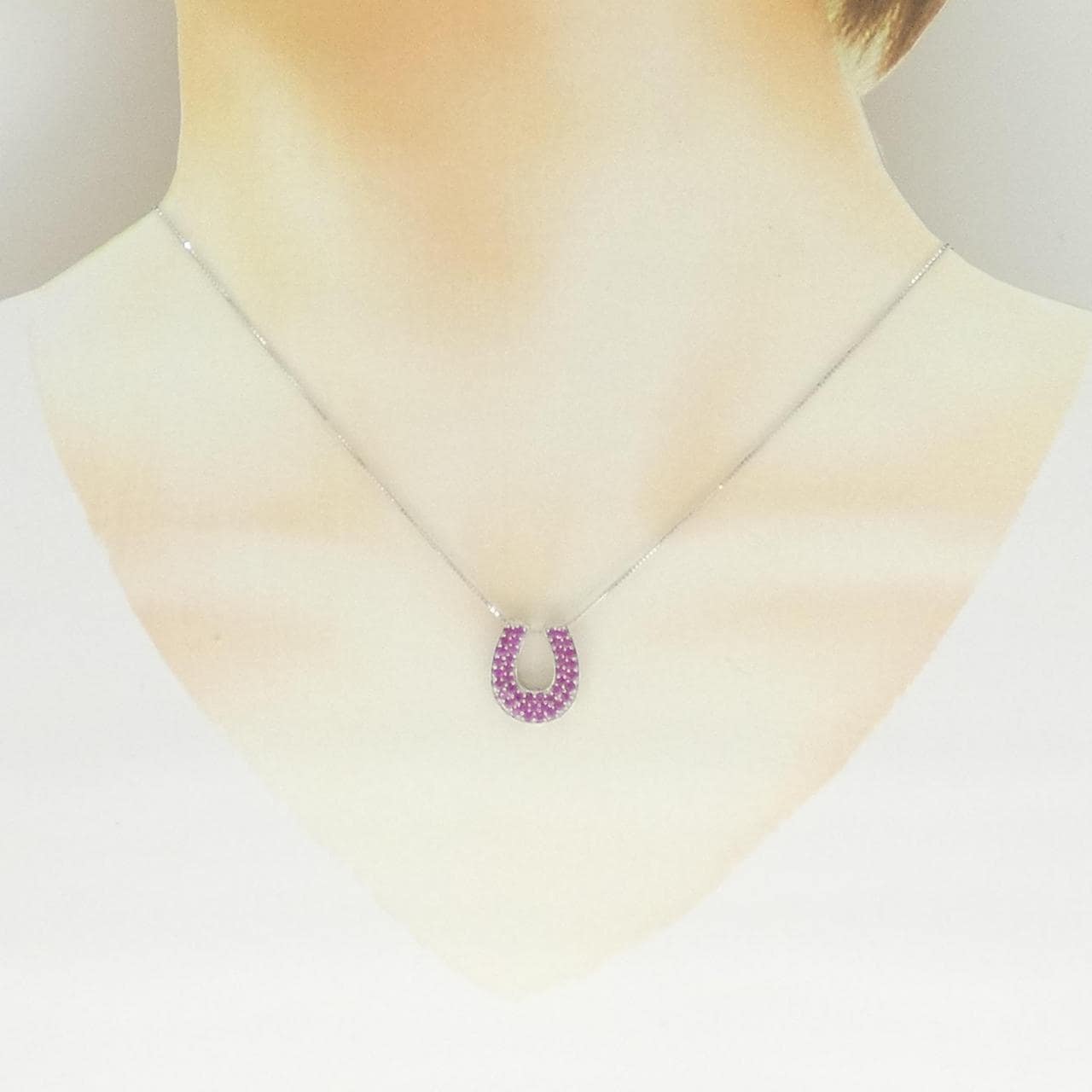 K18WG ホースシュー ルビー ネックレス 0.60CT