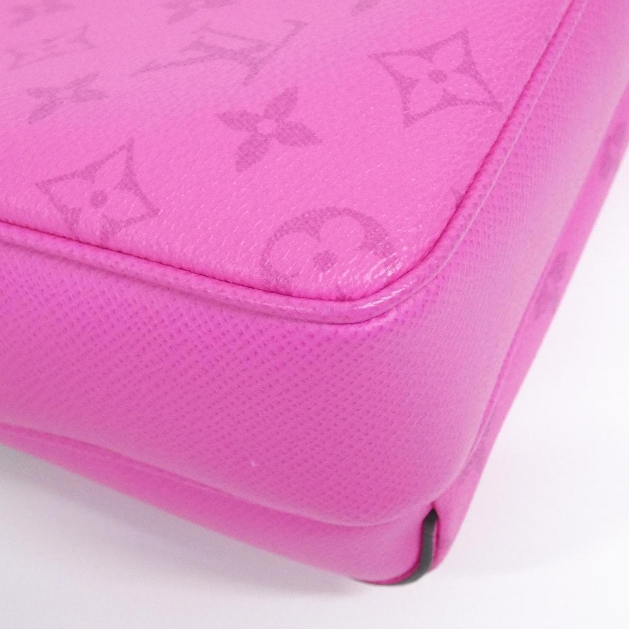 ルイヴィトン タイガ ラマ アウトドア メッセンジャー M30765 ショルダーバッグ