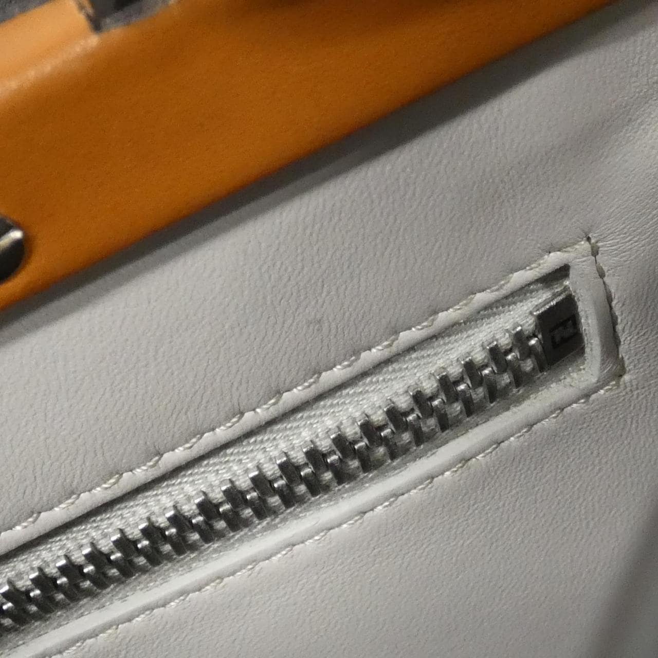 フェンディ ピーカブー アイコニック ミディアム 8BN290 ACO9 バッグ