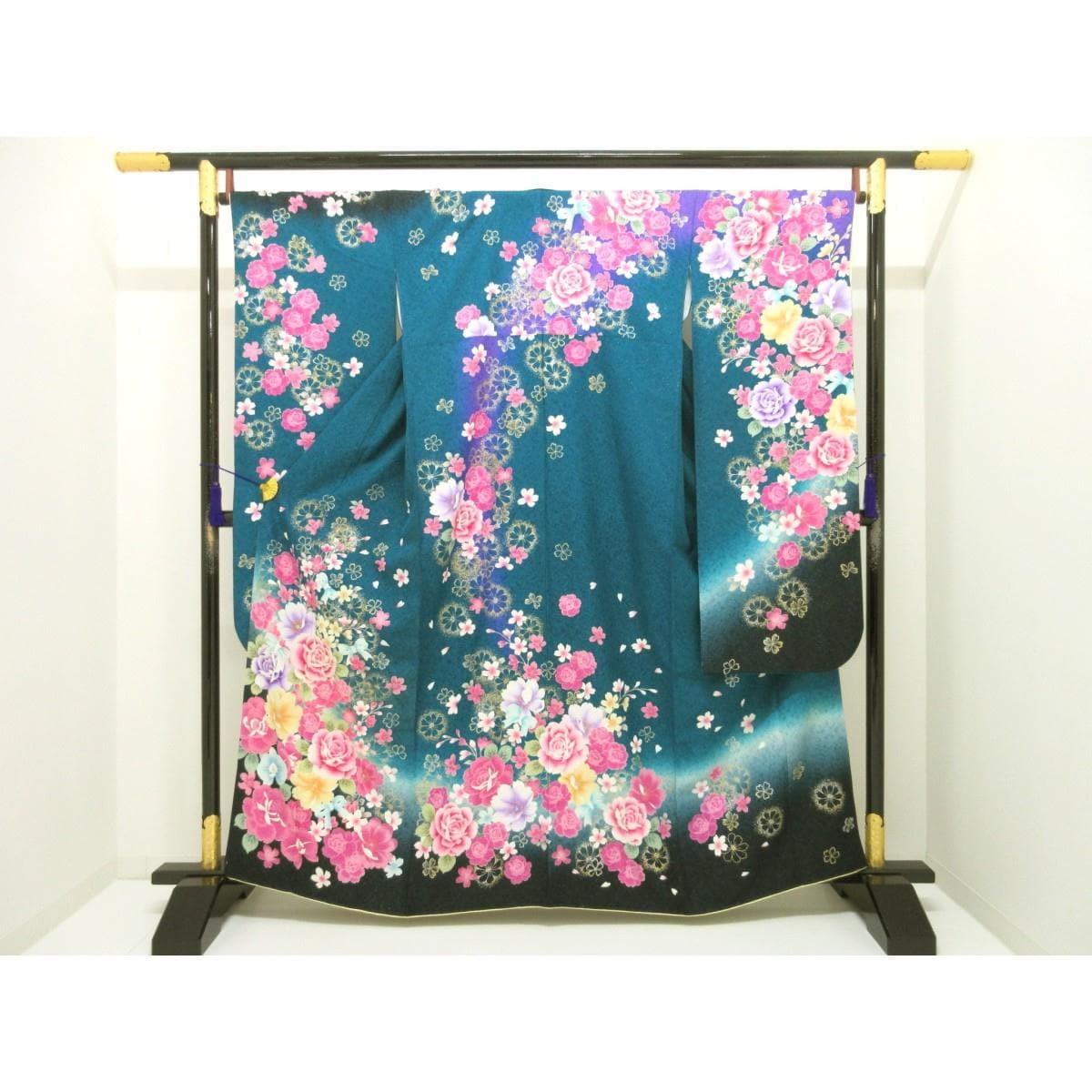 振袖　銀通しボカシ染　友禅金彩加工　刺繍入り