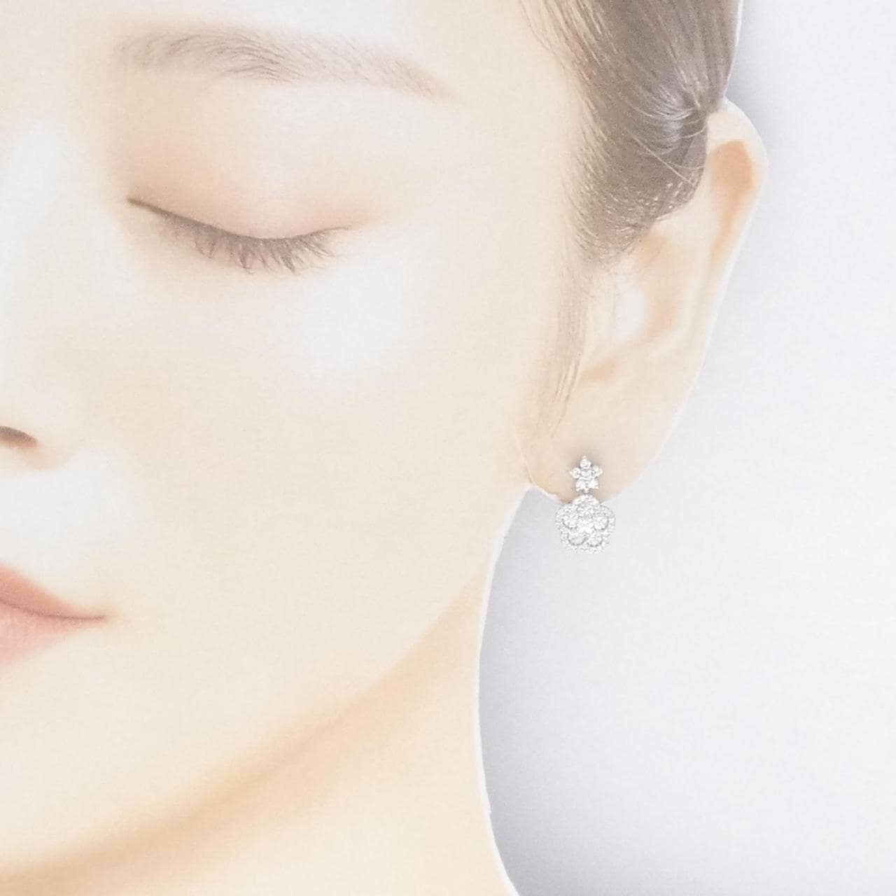 K18WG Star x Flower Diamond Earrings 1.40CT