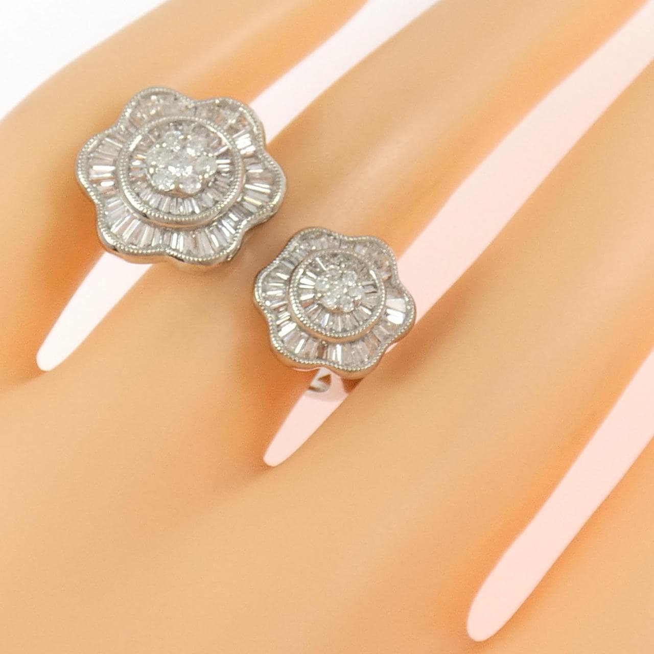 K18WG フラワー ダイヤモンド リング 1.06CT