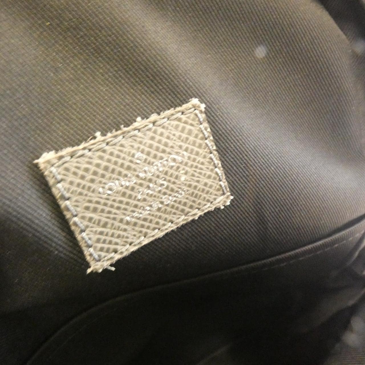 ルイヴィトン タイガ アヴェニュー スリングバッグ M30801 ショルダーバッグ