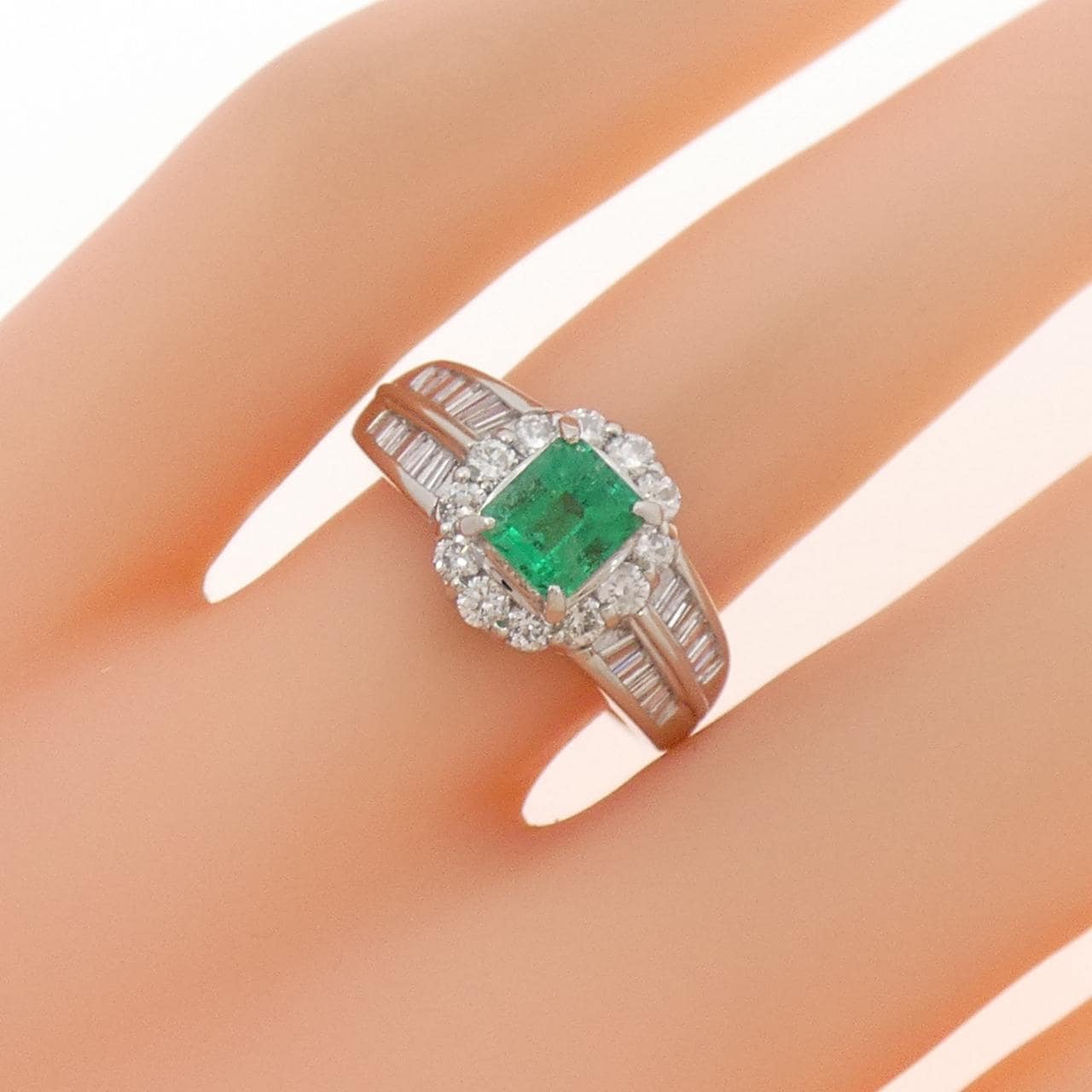 PT900 エメラルド リング 0.64CT