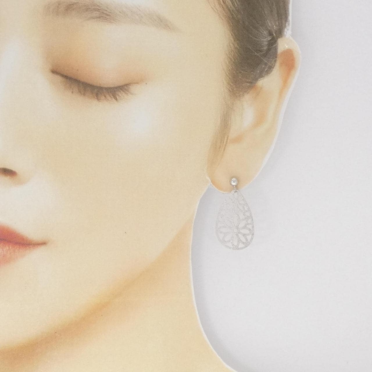 750WG earrings