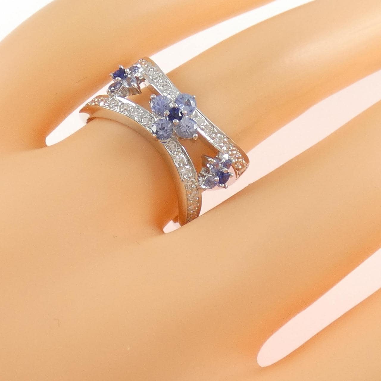 750WG フラワー サファイヤ リング 0.70CT