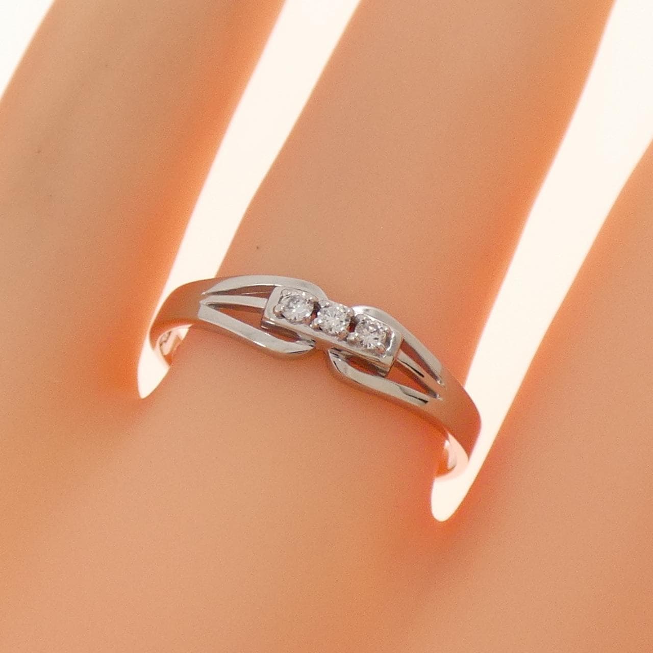 PT900 スリーストーン ダイヤモンド リング 0.06CT