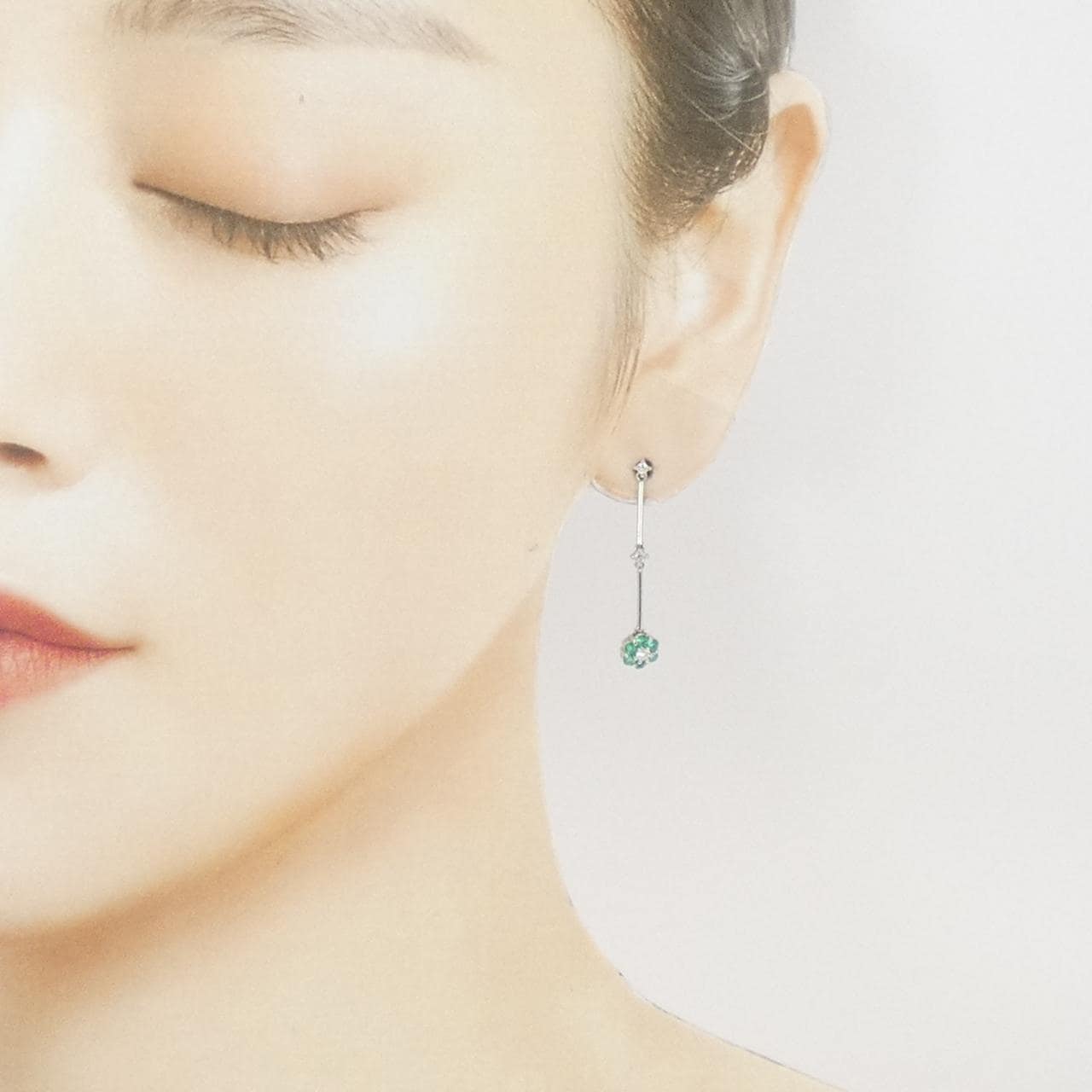 PT900 フラワー エメラルド ピアス 0.32CT