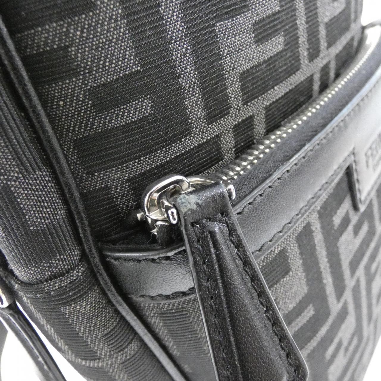 フェンディ 7VZ064 AG0M ショルダーバッグ