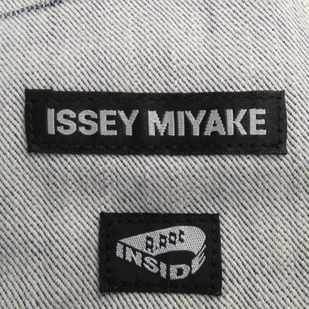 イッセイミヤケ ISSEY MIYAKE ジーンズ