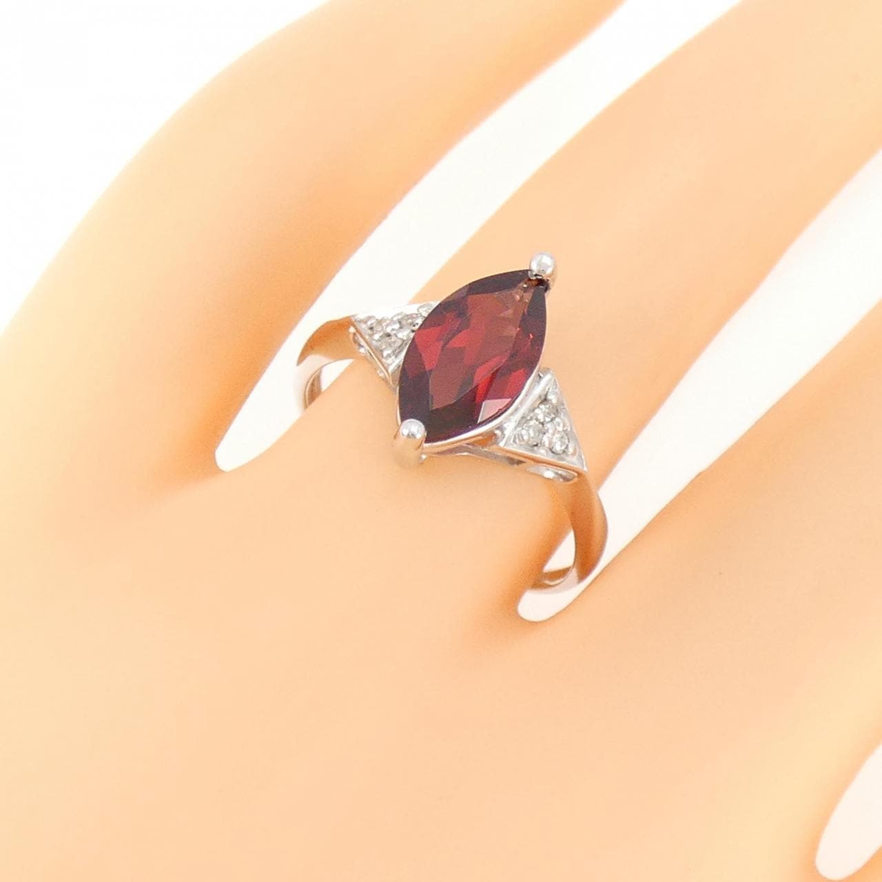 K18WG Garnet ring