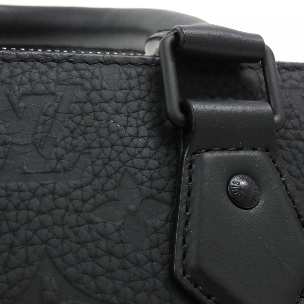 LOUIS VUITTON Taurillon Monogram Sac Plat Cross M21884 包