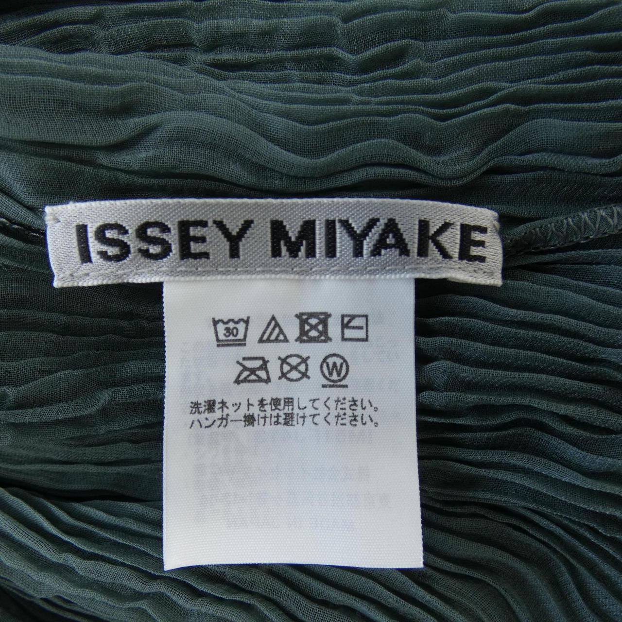 イッセイミヤケ ISSEY MIYAKE トップス