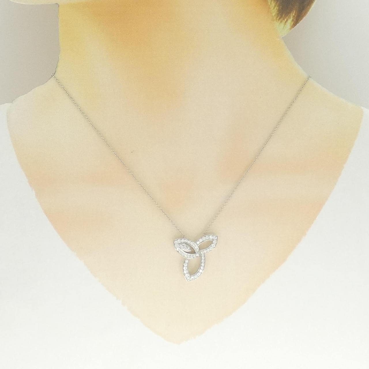 ハリーウィンストン リリークラスター ネックレス