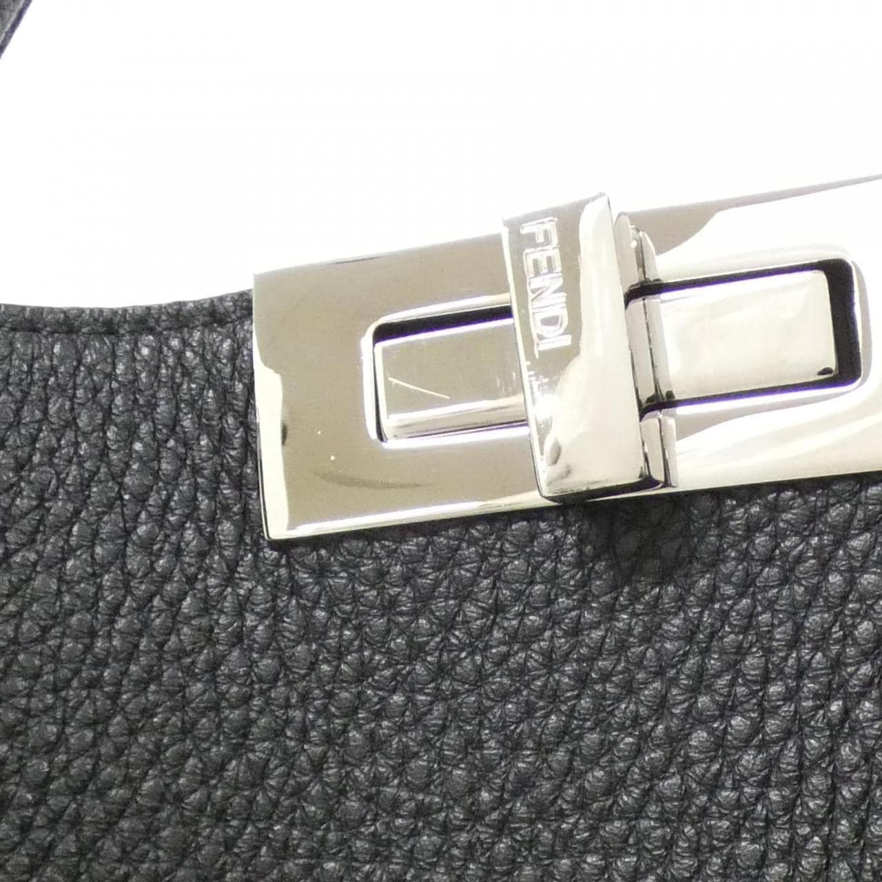 フェンディ ピーカーブ X-LITE スモール 7VA611 AH8Z ショルダーバッグ