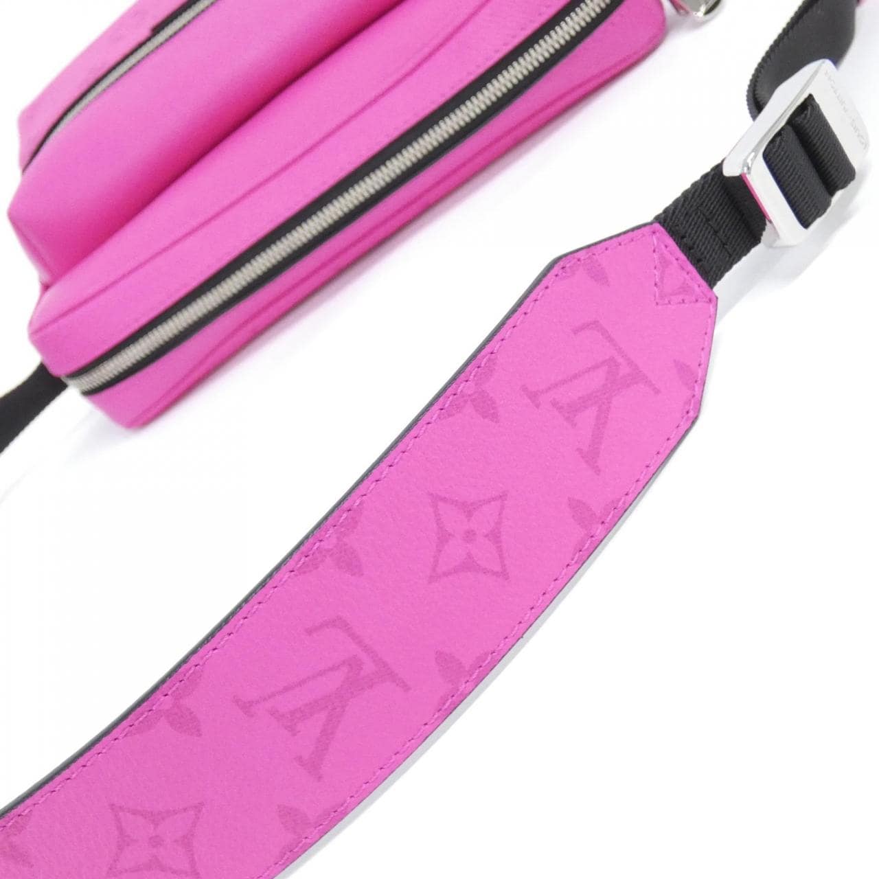 ルイヴィトン タイガ ラマ アウトドア メッセンジャー M30765 ショルダーバッグ