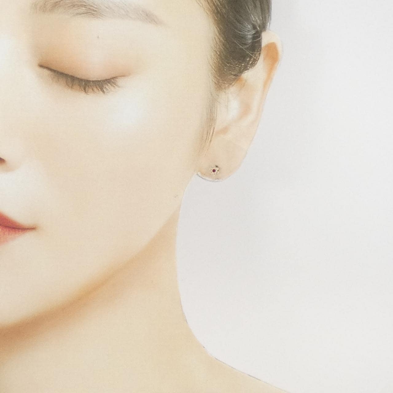 ココシュニック フラワー ルビー ピアス