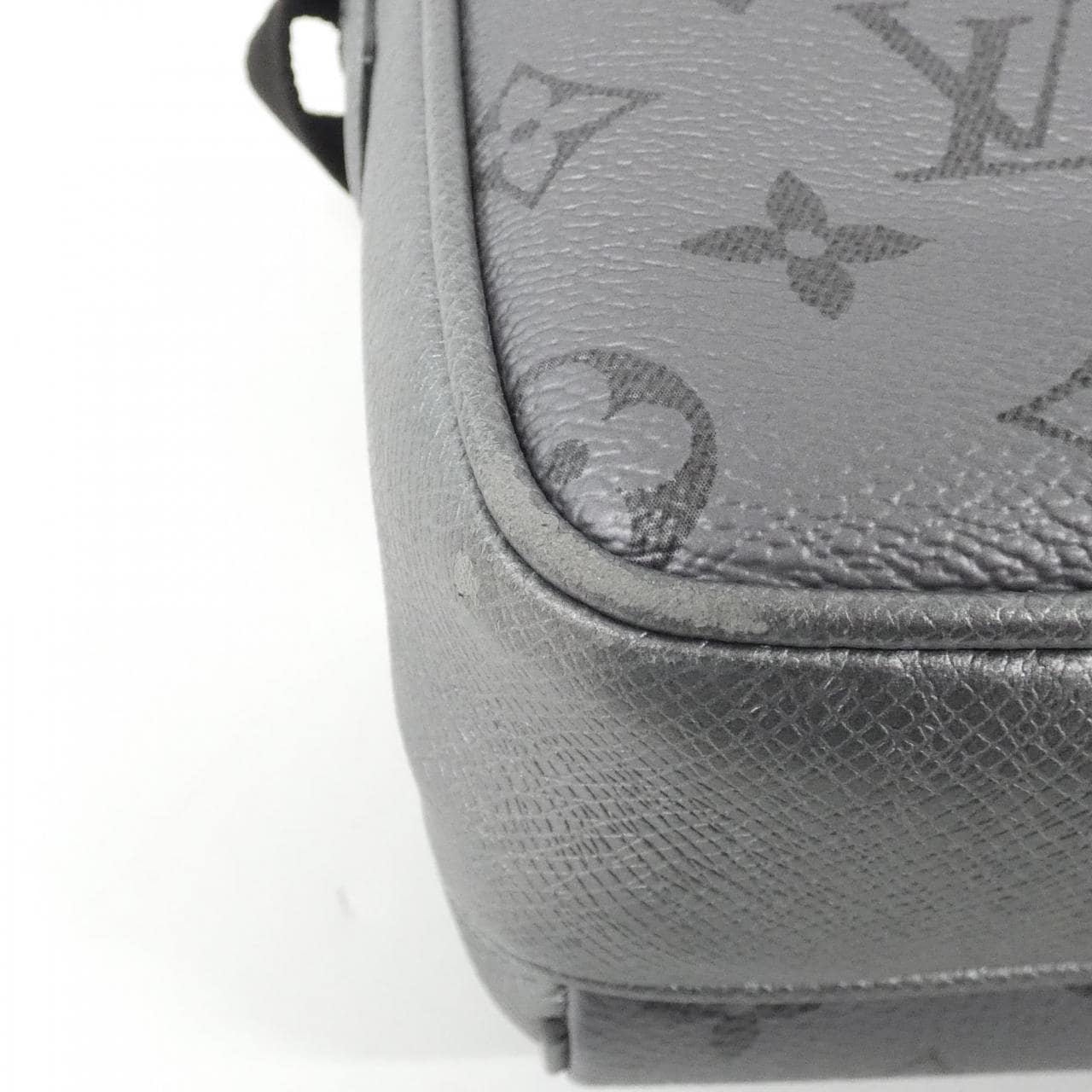 ルイヴィトン タイガ ラマ アウトドア メッセンジャー M30830 ショルダーバッグ