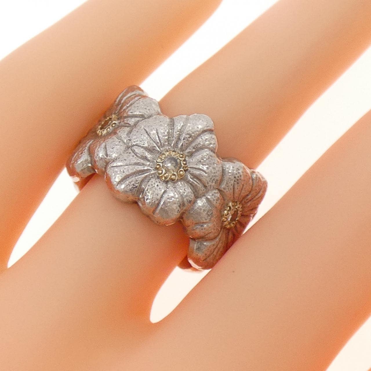 BUCCELLATI blossom ring