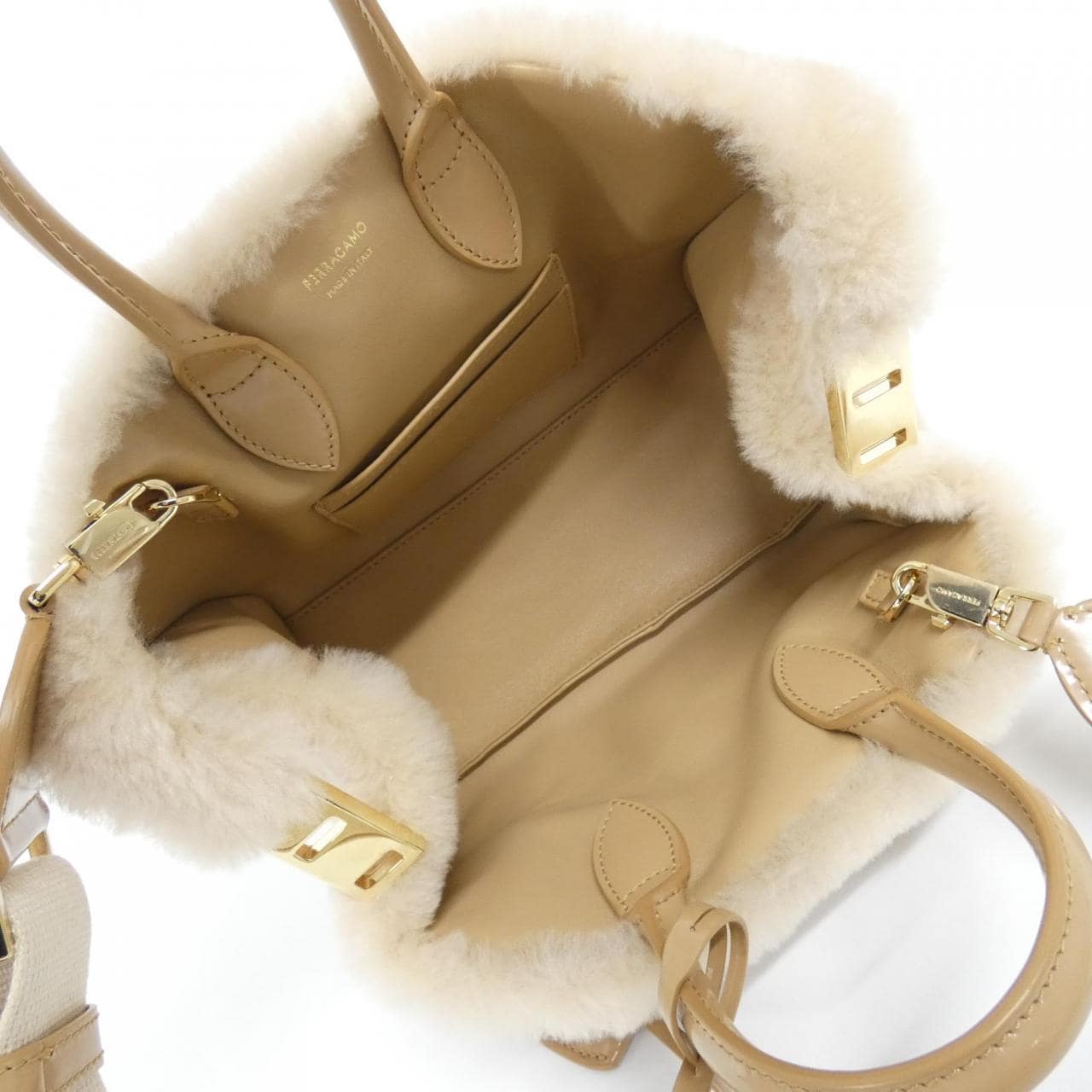 サルヴァトーレフェラガモ HUG 21 9923 バッグ