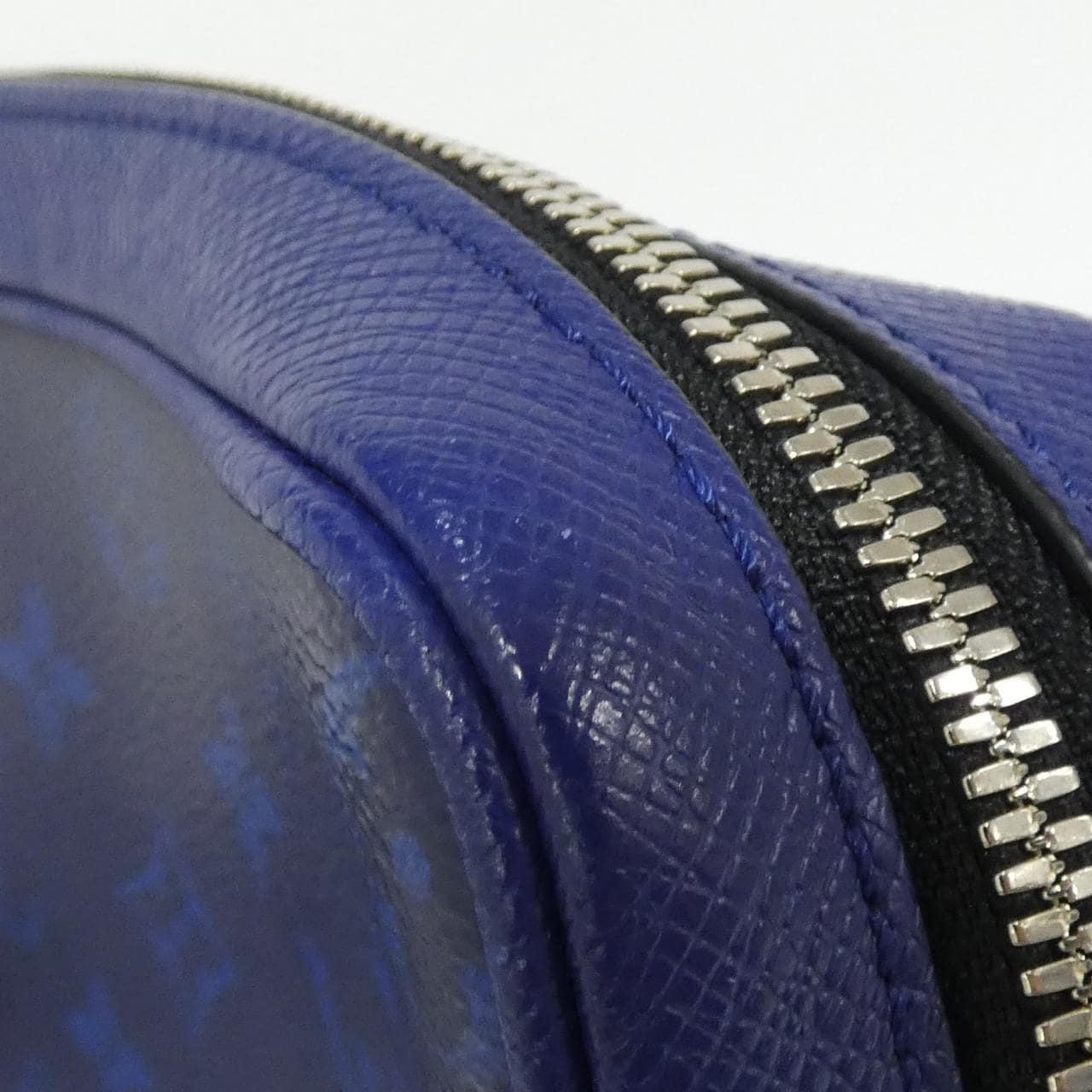 ルイヴィトン タイガ ラマ アウトドア メッセンジャー PM M30242 ショルダーバッグ