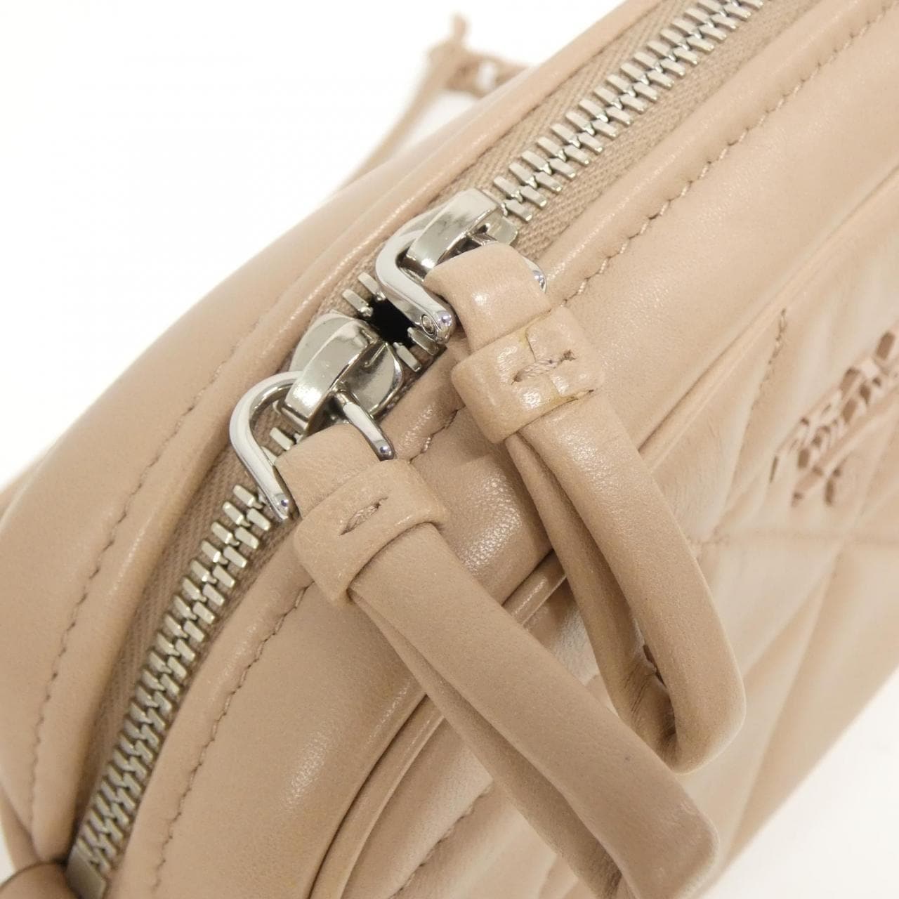 Prada 1BH141肩背包