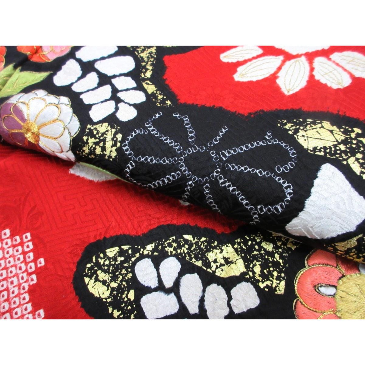振袖　友禅金彩加工　絞り刺繍入り